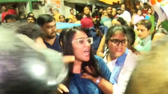 Eggs thrown at Upasana in Mukundapur at dusk, lathicharge ensued