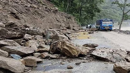 Landslide on National Highway 10 causes traffic jam in Sikkim