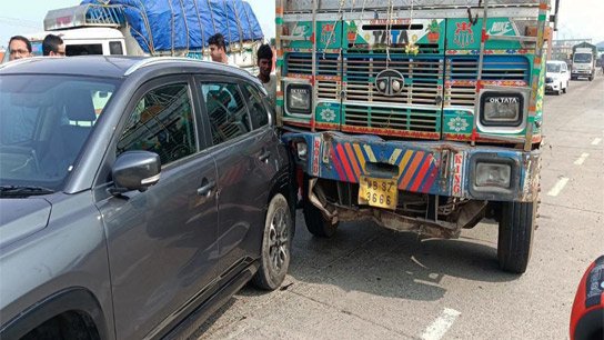Lorry hits Shatarup Ghosh's car in front of Dankuni Toll Plaza