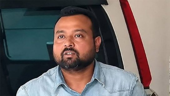 Sumit reveals secret information; reveals Abhishek's name