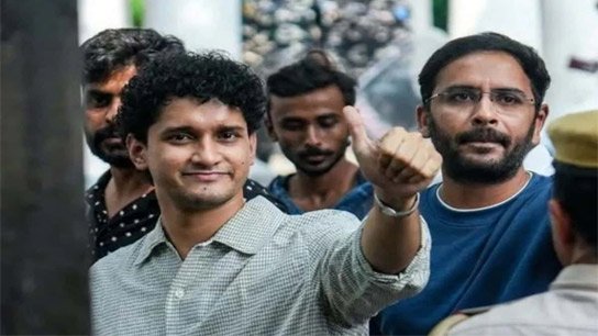 Banned from entering the temple, but still present! CJP's Saurabh, Ashutosh arrested for entering the closed Jantar Mantar by climbing the gate