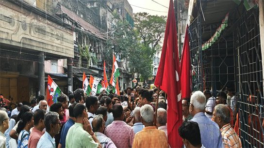 Rare political scene in front of Girish Park police station! Three flags flying at the same time; Girish Park police station after the Chorbagan incident