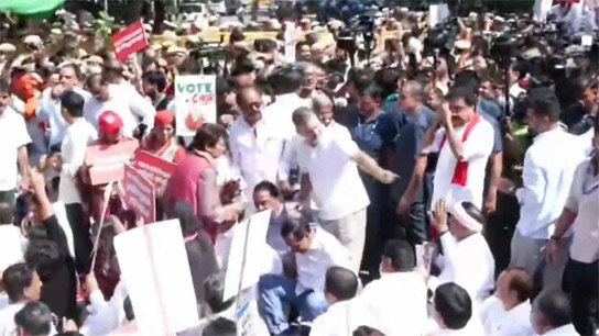 Rahul, Priyanka, Akhilesh, Abhishek blocked from campaigning at Election House! Opposition MPs sit on the road