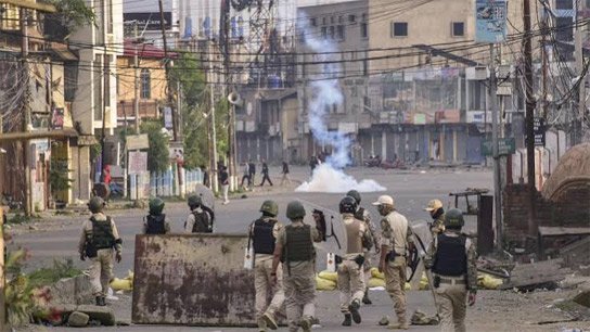 Manipur becomes a battlefield again, mob dumps body in front of Chief Minister's house