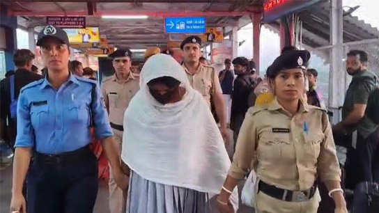 A novel scheme of drug smuggling under the guise of soap cases was uncovered at NJP station! Rehana Khatun arrested, brown sugar recovered