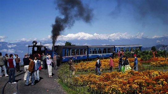 12,000 tourists travel on toy train during Puja season